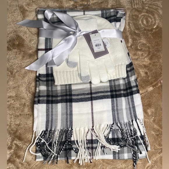 Francesca's Collections Accessories - Francesca’s Scarf Beanie & Glove Gift Set Screen Compatible Christmas Gift